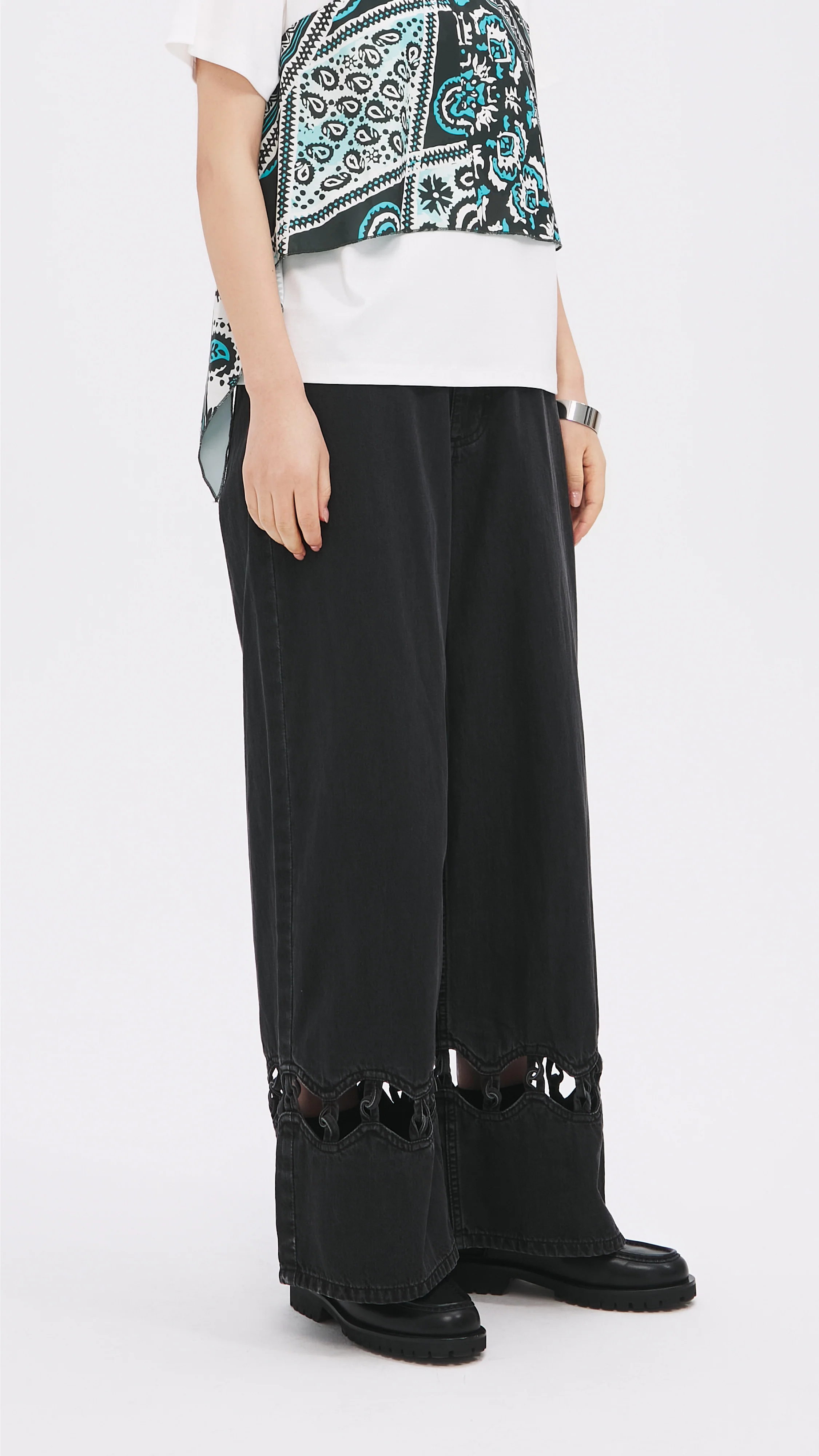 Cut Out Trims Jeans - Hudung